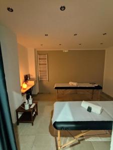 una stanza con un letto e un tavolo di Hotel Verdeneve a Opi