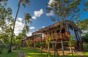 een resortgebouw met een rieten dak bij Islanda Hideaway Resort in Krabi town