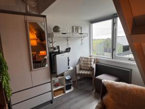 a small room with a mirror and a chair at Bed en Bike Oudeschild in Oudeschild