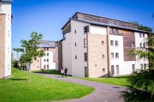 En have udenfor David Russell Hall - Campus Accommodation