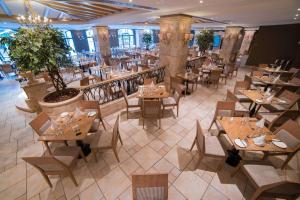 an overhead view of a restaurant with tables and chairs at Maritim Antonine Hotel & Spa in Mellieħa