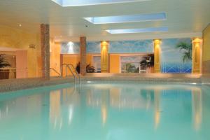 a large swimming pool in a hotel room at Best Western Hotel zur Post in Bremen