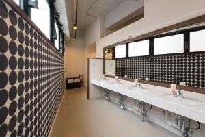 a bathroom with two sinks and a large mirror at Tokyo Guest House Itabashi-juku in Tokyo