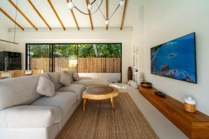 a living room with a couch and a table at K Villas Phangan 04 in Ban Madua Wan