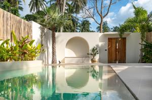 a house with a swimming pool and palm trees at K Villas Phangan 04 in Ban Madua Wan