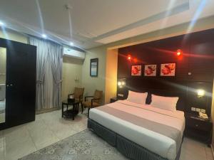 a hotel room with a bed and a table and chairs at فندق صحارى صبيا - Sahari Sabya Hotel in Şabyā +4 photos
