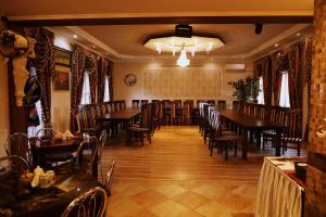 a restaurant with tables and chairs in a room at Noclegi Kochlice in Kochlice