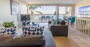 ein Wohnzimmer mit 2 Sofas und einem TV in der Unterkunft The Bluff Resort Apartments in Encounter Bay