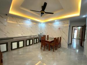 a dining room with a table and a ceiling fan at Anh Đào 2 Hotel in Hai Phong