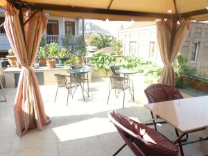 un patio con mesas y sillas en Guest House Lusi, en Tiflis