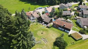 an aerial view of a house with a yard at Naturnah und familienfreundlich in Degersheim