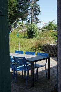 a table and chairs with a view of a field at Naturnah und familienfreundlich in Degersheim