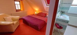 ein kleines Schlafzimmer mit Bett und Waschbecken in der Unterkunft Wellness & Sport Hotel TTC in Vrchlabí + 34 Fotos