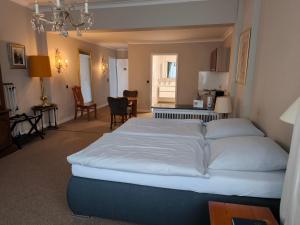 Llit o llits en una habitació de Hotel Meyer 166 fotos més