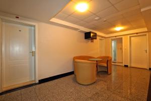 TV in/ali zabaviščno središče v nastanitvi Hotel Podostrog