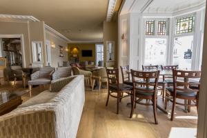 un restaurante con sillas y mesas en una habitación en The Lamplighter Dining ~ Rooms, en Windermere