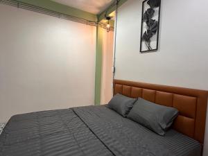 a bedroom with a bed in a room at Papa House Standard Zone A in Ban Bang Saen (1)