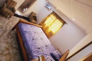 a bedroom with a bed in a room with a window at Inviting 1-Bed House in Brusubi in Brusubi