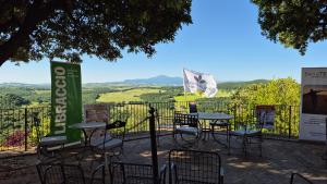a table and chairs with a view of the countryside at La Casa Di Dina in Castelmuzio