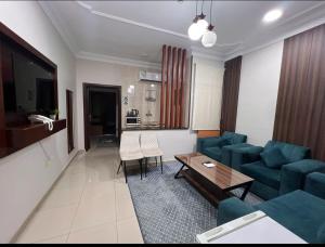 a living room with a couch and a table at رندة المدن للشقق المخدومة in Jazan