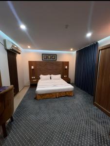 a bedroom with a large bed in a room at رندة المدن للشقق المخدومة in Jazan +10 photos