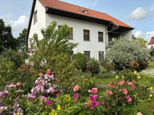 a white house with flowers in front of it at Ferienwohnung am Kloster in Duderstadt