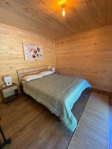 a bedroom with a bed in a wooden cabin at Cabaña en Licán Ray in Licán Ray