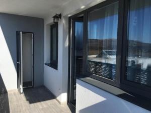a room with a window with a view of a city at Two rooms Vivo Metro Amethyst in Floreşti