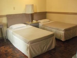 Postel nebo postele na pokoji v ubytování Manila Manor Hotel