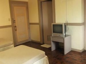 TV a/nebo společenská místnost v ubytování Manila Manor Hotel