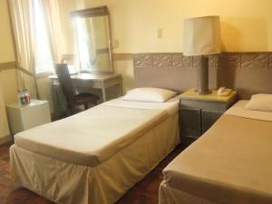 Postel nebo postele na pokoji v ubytování Manila Manor Hotel