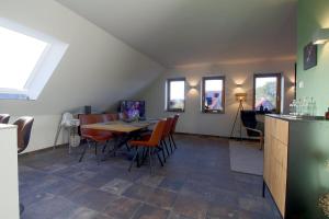 a kitchen and dining room with a table and chairs at WK7 "Ferienwohnung Küstenruhe" in Dorum
