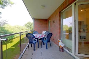 a patio with a table and chairs on a balcony at Lilli Marleen WE 26 in Wremen