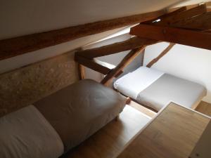 an overhead view of a room with two beds at Gîte du Clos de Gamel in Lascabanes