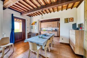 a kitchen and dining room with a table and chairs at Casale Rialto in Montefalco