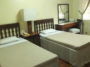 Postel nebo postele na pokoji v ubytování Manila Manor Hotel