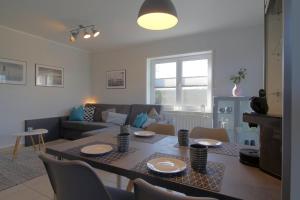 a living room with a table and a couch at SI5-01 Terrassenwohnung Deichnah in Cappel-Neufeld