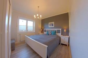 a bedroom with a large bed and a window at SI5-01 Terrassenwohnung Deichnah in Cappel-Neufeld +6 photos