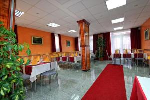 Restavracija oz. druge možnosti za prehrano v nastanitvi Hotel Podostrog