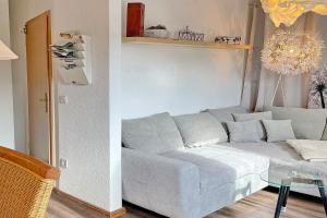 a living room with a couch and a glass table at Pusteblume in Lübbenau