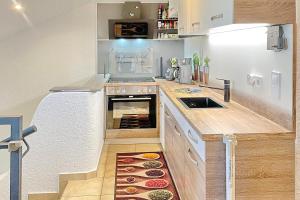 a kitchen with a stove and an oven at Pusteblume in Lübbenau
