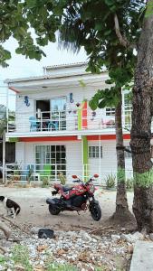 a motorcycle parked in front of a house at Mayo´s Place in San Andrés