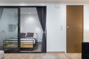 een slaapkamer met een bed en glazen schuifdeuren bij Cosy Home in Antibes