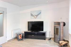 a living room with a flat screen tv on a wall at Spreemitte in Lübbenau