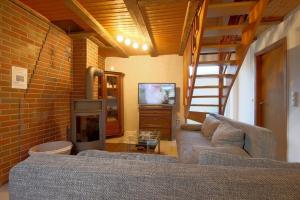 a living room with a couch and a fireplace at Dat lütte Hus in Dorum