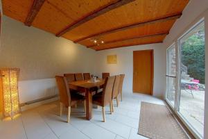 a dining room with a wooden table and chairs at Dat lütte Hus in Dorum +9 photos