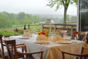 a table set with wine glasses and wine bottles at Hotel Inkelshoes in Epen