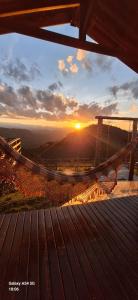 a view of the sunset from the top of a mountain at Chalé Romântico em Itamonte-MG in Itamonte