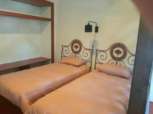 two beds sitting next to each other in a bedroom at Casas do Hastim in Golegã