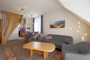 a living room with a couch and a table at KD2-07 Schiffsjunge in Dorum-Neufeld